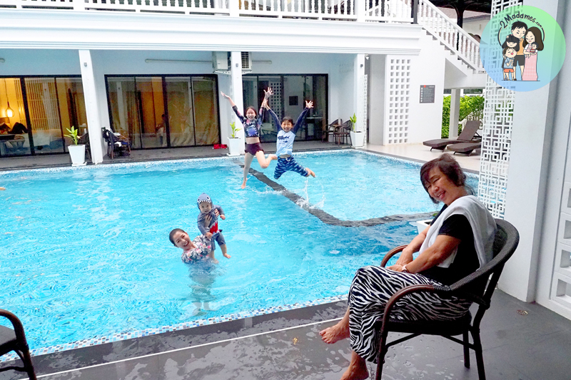 เที่ยวจันทบุรี,ที่กิน,โรงแรมชานบุรี,Chaanburi Boutique Resort,รีวิว,pantip,ร้านพริก,Pool access,อาหารเช้า,Sky View Cafe,ส้มตําเจ๊ลักษณ์,อ่าวคุ้งกระเบน,aquarium,ให้อาหารฉลาม,จุดชมวิวนางพญา,เจดีย์กลางน้ำ,ก๋วยเตี๋ยวท่าใหม่,ก๋วยเตี๋ยวบ้านบึง