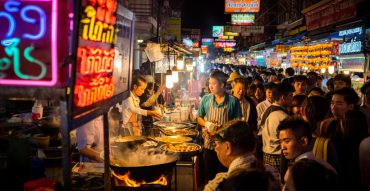 ยามค่ำคืนในไทย: การผจญภัยที่เพิ่งเริ่มต้นเมื่อพระอาทิตย์ลับฟ้า!